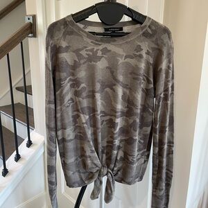 Light weight cammo sweater, size M